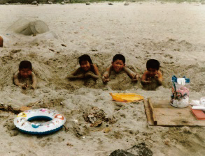 そして海。これは海なのは間違いない！どこの海か分からないけど（苦笑） ボクは１番左です。